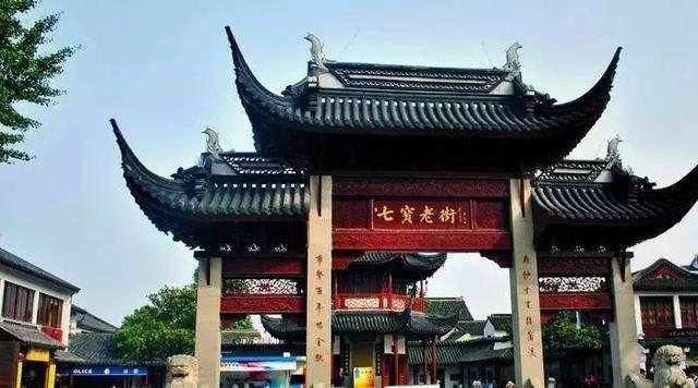难怪王扶林非让成梅演贵妃，同样是戴凤冠，谁也没她贵气
